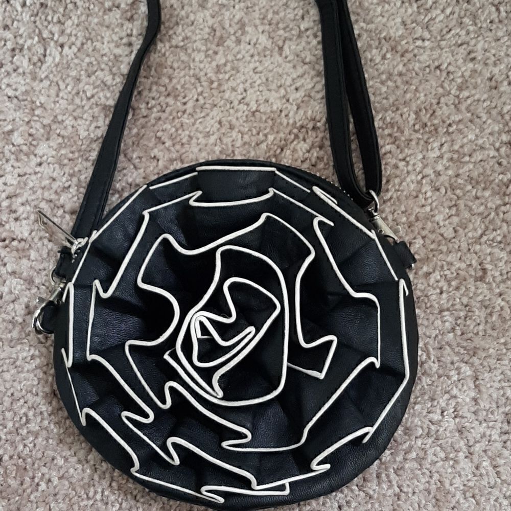 Vintage black flower small shoulder bag.
